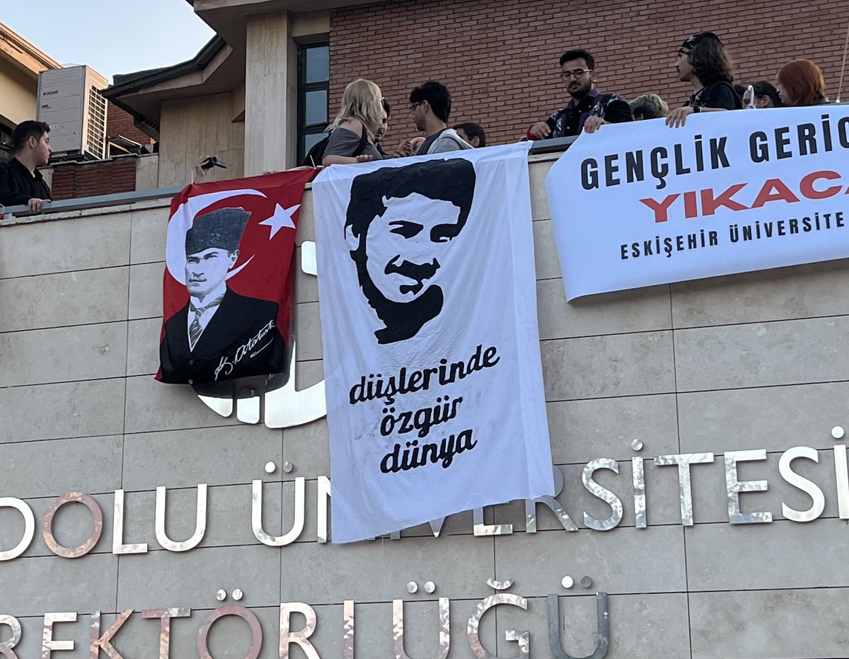 presidemtk's tweet photo. karanlikta dusurdugunuz beden aydinliklar icinde bir sembole donustu. kestiginizi sandiginiz devrim sesi simdi meydanlarda daha guclu. her sloganin, her direnisin icinde ayni isim yankilaniyor: ali ismail korkmaz olumsuzdur! https://t.co/9wGgLjDGU4