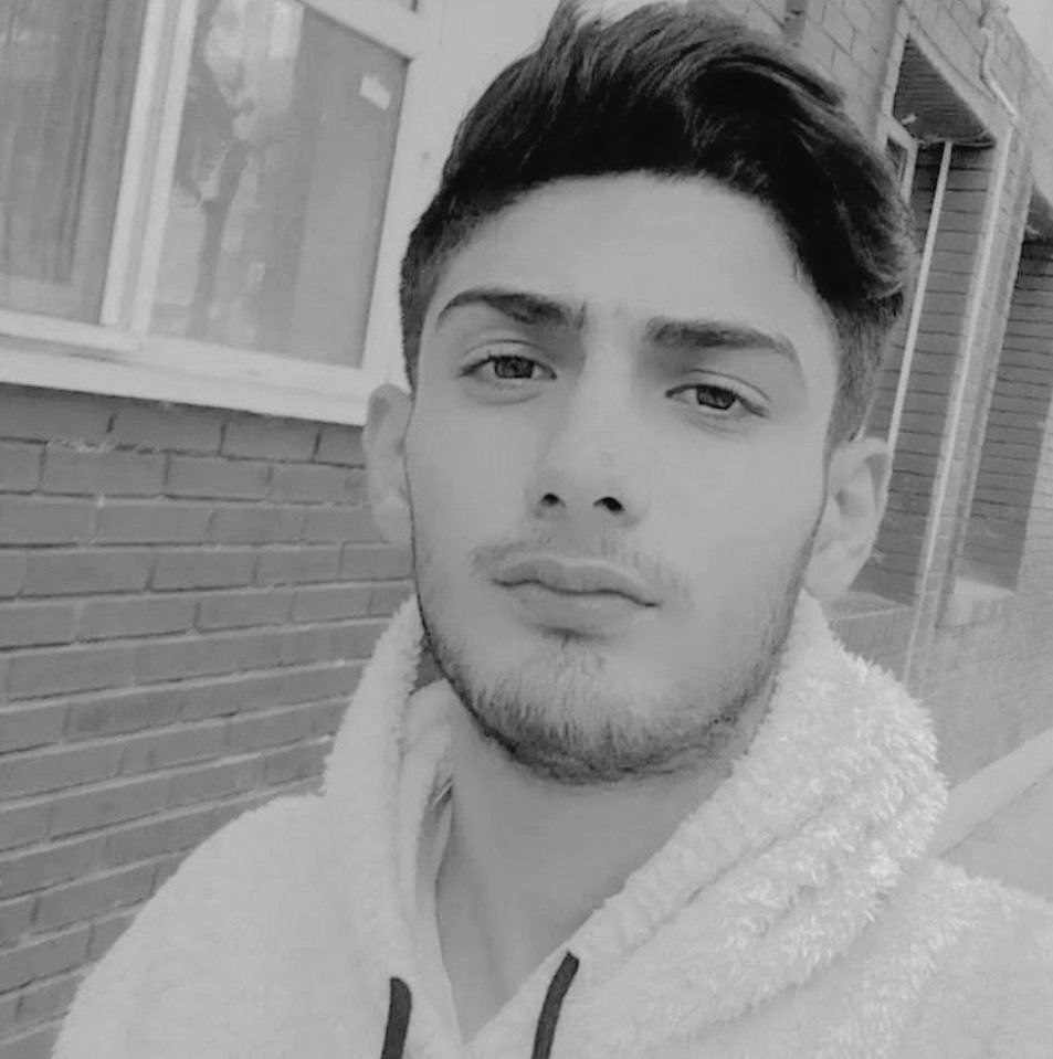 EvanGolnaz's tweet photo. داشت واسه آزادی می‌نوشت که صداش رو با گلىوله بریدن. دیوارای شهر هیچ‌وقت جسارتت رو یادشون نمیره پسر. #سپهر_بیرانوند 🖤 https://t.co/3gpLTXohoS