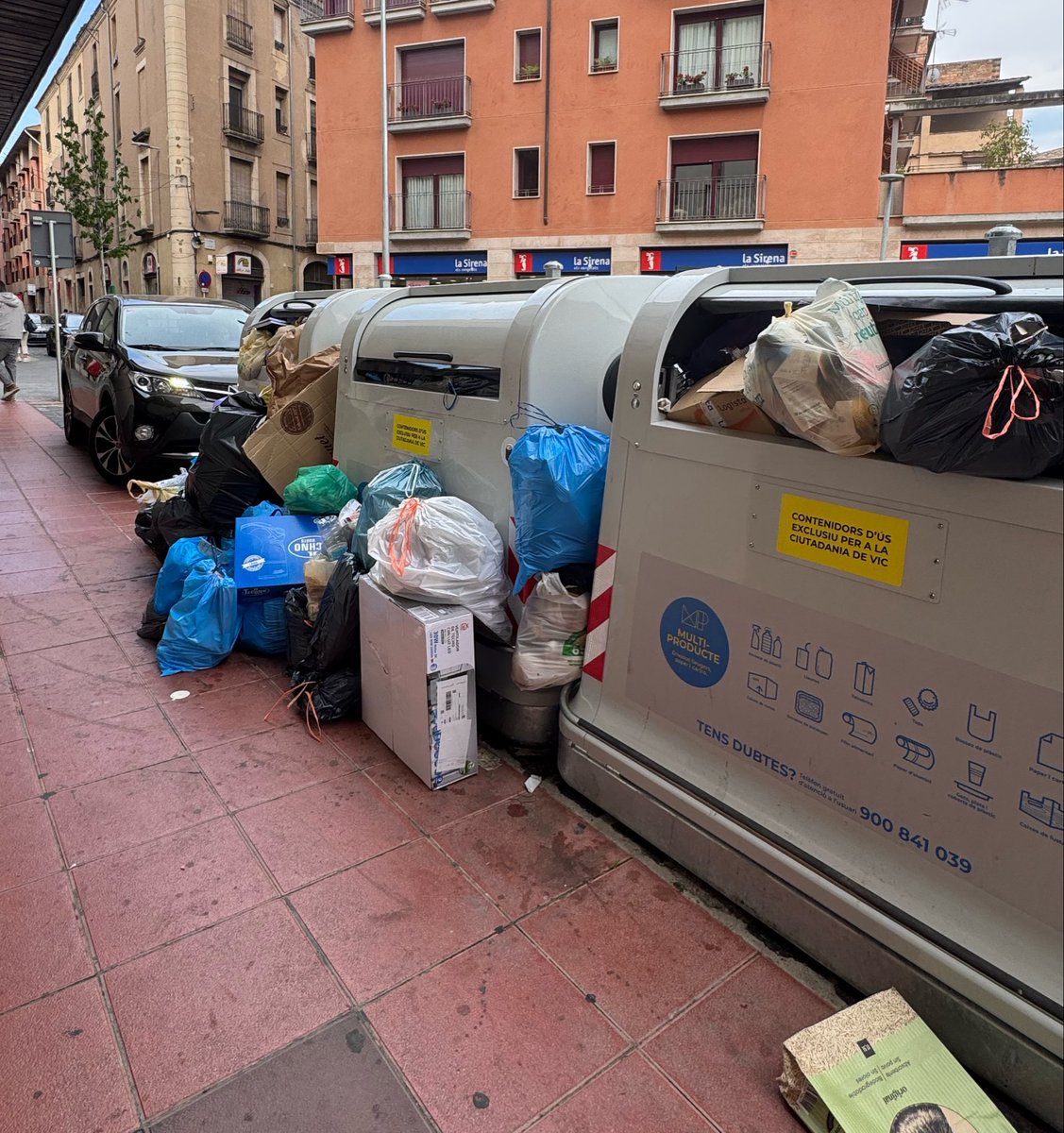 PPdeVic's tweet photo. És lamentable l’estat habitual de les escombraries al carrer Arquebisbe Alemany de #Vic. Una situació que perjudica vianants i comerços, i genera males olors i insalubritat.

Necessitem una ciutat més neta, amable i ordenada.

#DefensemVic https://t.co/e5uY3aPUsz