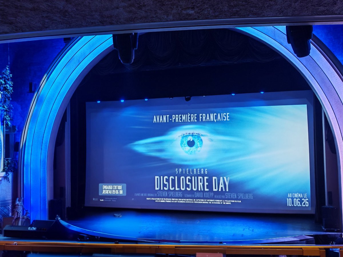 LtPaterson's tweet photo. Ce soir au #ClubAllocin��, j'ai la chance d'être à l'avant-première de #DisclosureDayLeFilm! 🤩👽 https://t.co/d0CDxSd9wW