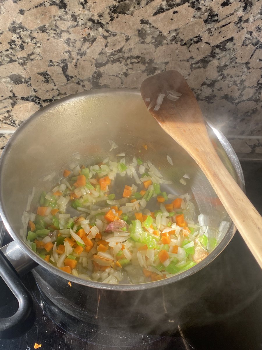 paradigmaevodev's tweet photo. tipo de mierda que escucho mientras cocino garbanzos con verduras https://t.co/dFijYCZ5ZO