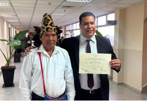 RdnPY's tweet photo. 🍀DEL CHACO A LA CORTE: TAGÜIDE HIZO HISTORIA

Tagüide Picanerai juró ante la Corte Suprema como el primer abogado ayoreo totobiegosode, un hito para su comunidad y para la defensa de los derechos indígenas.

📍 Tagüide es de la comunidad Ayoreo Chaidi, a unos 600 kilómetros de Asunción. Estudió en Campo Loro, siguió en Filadelfia y cursó Derecho con beca completa en la Universidad Católica.

🗣️ “Fui un niño descalzo”, recordó emocionado tras su juramento. También afirmó que este logro cumple apenas una pequeña parte de la deuda que el Estado tiene con las comunidades indígenas.

🌿Su familia dejó el monte chaqueño entre finales de los años 70 y 80. Hoy, su título es una herramienta para acompañar a su pueblo en la defensa del territorio.

👑 En el acto estuvo acompañado por su padre, Poai Picanerai, quien llevó una corona de piel de jaguarete y plumas de aves, símbolo de máxima autoridad en su comunidad.