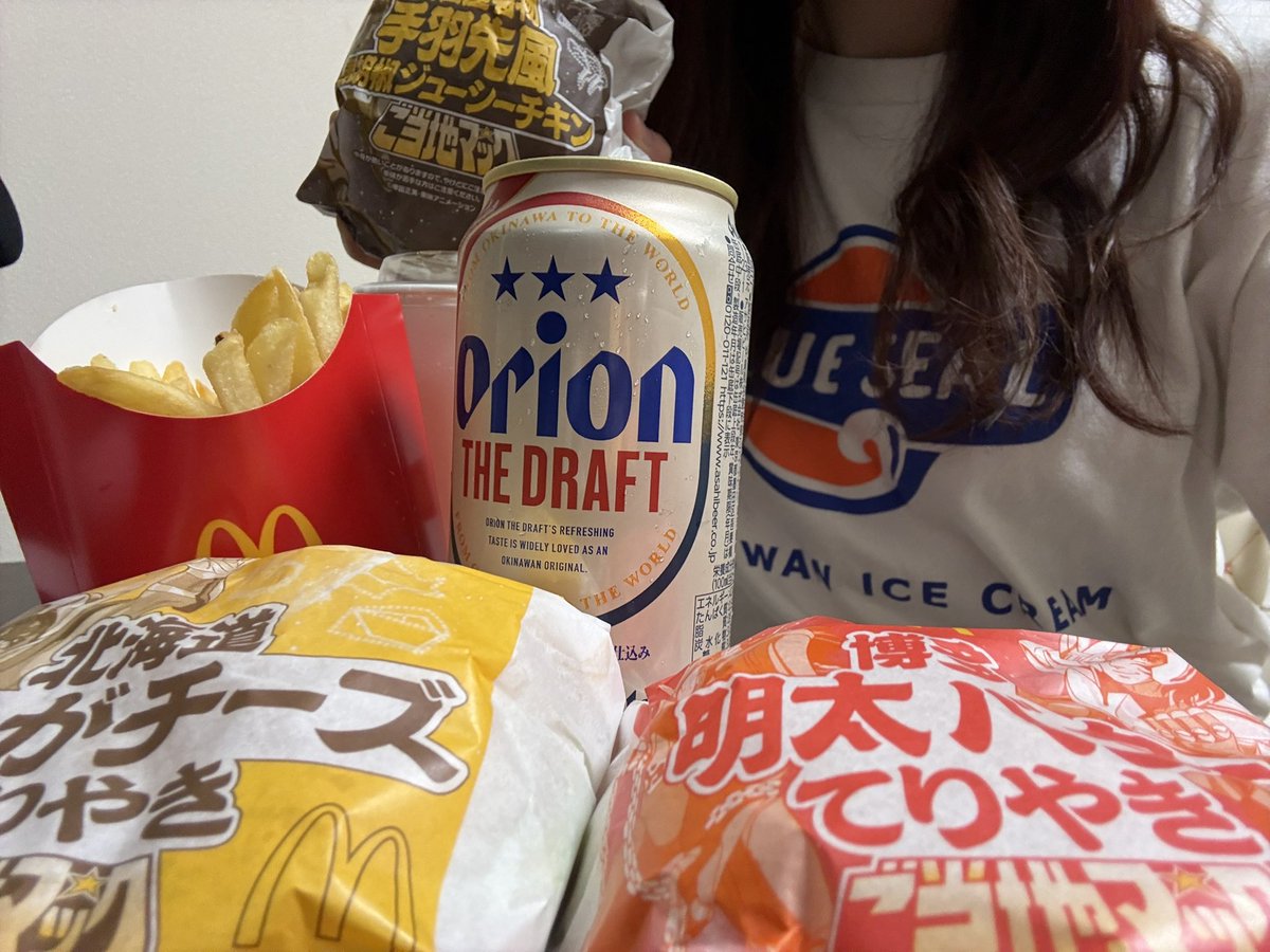haru_nikukyuu's tweet photo. 今日はご当地マック食べ比べ〜！！！
お酒に1番合うのは〜！手羽先でした😉🧡
美味しかったああああ

バーガー3つポテトジュース
ビールとお酒しっかり食べてだいまんぞ✌️

いっぱい食べていっぱいお話しできて楽しかったーー！！！

フォローコメントビッツサブスク大感謝😼🧡いつもありがとーー！！ https://t.co/Hko3CeAJqS