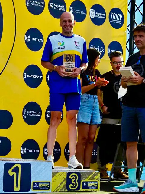 imdalcazar's tweet photo. 🏊‍♂️🚴‍♂️🏃‍♂️ #Triatlón | Luis Muñoz, podio en distancia Ironman
El alcazareño Luis Muñoz logra un 3º puesto en GGEE (Grupos Edad) en el Mediterranean Epic Triathlon (Oropesa del Mar). 💪

📏 3,8 km natación + 180 km bici + 42,2 km carrera https://t.co/EWFjjDmVSo