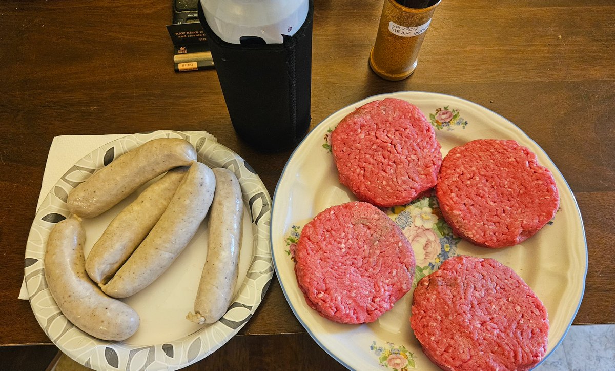 RedtheCarpenter's tweet photo. Bugers, brats, brew, and bud....it's 74⁰ with zero humidity, a slight breeze and we're about to snack🤘 @FarOutFoodz https://t.co/ykDmPLhXjJ