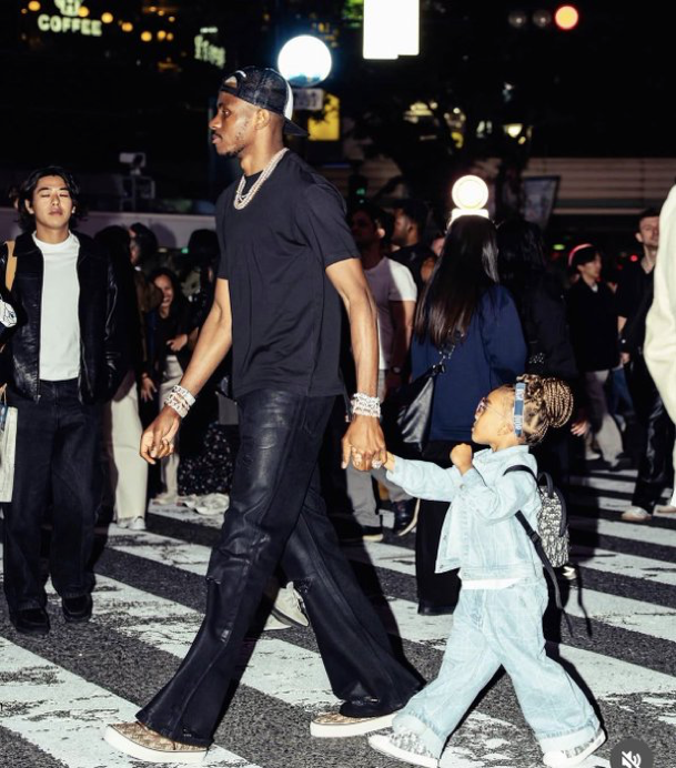 yabaleftonline's tweet photo. Victor Osimhen and his daughter. 🥰 https://t.co/4l1VzlwPZu