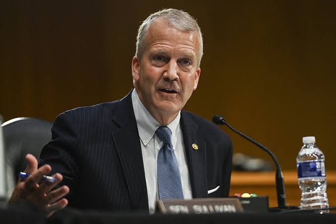 PollTracker2024's tweet photo. NOTUS: Senator Dan Sullivan (R-AK) is threatening to take legal action against the other Dan Sullivan running for US Senate in Alaska

Dan Sullivan accuses the other Sullivan of being a plant for Chuck Schumer and Mary Peltola

Sullivan to NOTUS: "These guys are purposely trying to trick my constituents to rig, and I don't use that lightly, rig an election in favor of my opponent."
