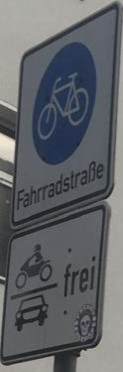 imation0815's tweet photo. @tobwen @Polizei_NRW_E @Essen_Ruhr @AndreEssen45 @Horsie49 @ADFCEssen @Fahrradhoelle45 ??? https://t.co/zhSW7KhqAG