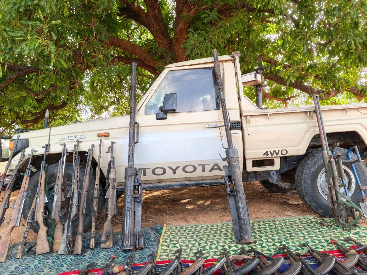 oumaragg's tweet photo. Plusieurs miliciens Dan Na Ambassagou déposent les armes et acceptent de vivre sous l'influence du JNIM dans la zone de Bandiagara. https://t.co/kLZW11x8WR