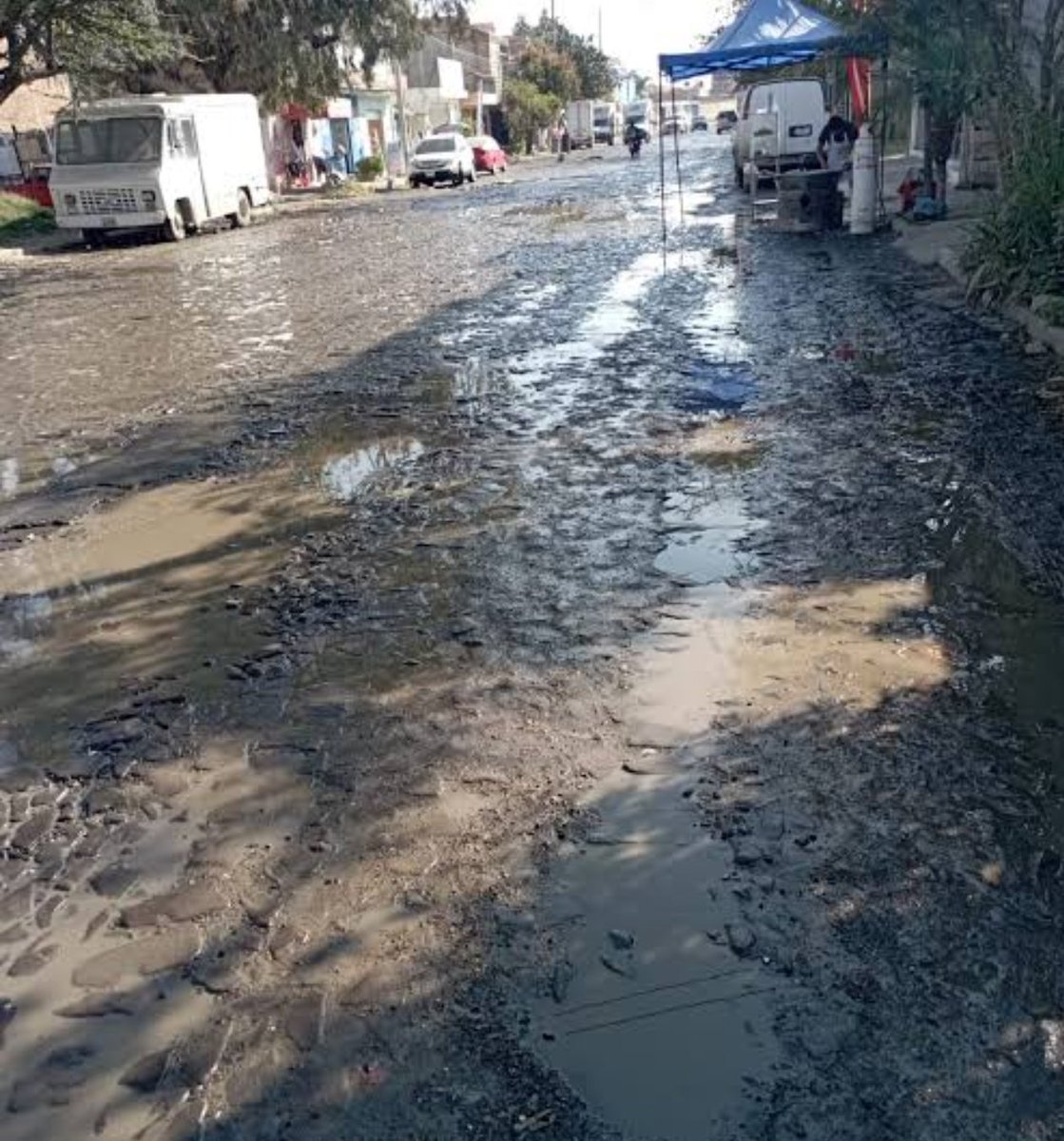 aescobar1973's tweet photo. @SergioChavez_D El populista de Sergio Chávez, rifando camionetas con los impuestos de los TONALTECAS, que se dé una vuelta por las calles de Tonalá y vea el desastre que son.
Pero que tal todos los morenos haciendo pedazos a @PabloLemusN cuando anuncio quebrifaria DE SU DINERO tres viajes a NY https://t.co/eDtCyoRoq3
