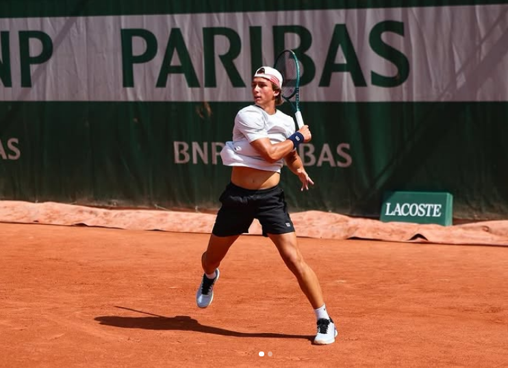 InfoTenisBrasil's tweet photo. 🇧🇷LEO STORCK também nas oitavas!

Brasileiro que joga com backhand de uma mão passou pelo número #13 do mundo, 🇵🇷YANNIK ALVAREZ em 3 sets.

Brasil tem pela primeira vez na história, 4 tenistas nas oitavas de Roland Garros Jrs.

🇧🇷GUTO MIGUEL, 🇧🇷NANÁ, 🇧🇷VIC BARROS e 🇧🇷STORCK https://t.co/uAQY9WqI4Z