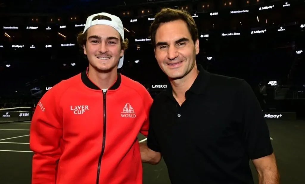 lsfernandees's tweet photo. Lemann ficou sabendo antes, e investiu pesado. 

Federer também. Rolex também. Xp também.  

Talvez você só ficou sabendo do João essa semana. 

O retorno foi, é e SEMPRE será maior para quem investiu antes. 

No mercado financeiro também é assim. Ganha mais quem enxerga antes o que ninguém está vendo.