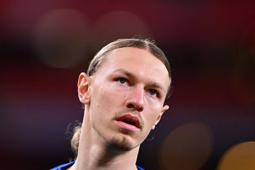 anarbabaev's tweet photo. ⚽️ Safonov Almost Lost His PSG Contract Over a Mistake Everyone Makes  

Matvey Safonov won the Champions League this week. Congratulations. Brilliant result. But this post is about money, financial literacy, psychology, and legal smarts.  

Summer 2024: Matvey signed with PSG through 2029. Champions League, Paris, trophies. His income jumped from €140,000 a month to €250,000.  

Meanwhile, his personal life was falling apart. Court bailiffs banned him from leaving the country and hit him with a 64 million ruble child support bill that had been piling up for years.  

The fight was with his ex-wife Anastasia Kazachek. Safonov and Nastya had been friends since school, got married, then divorced.  

The court ordered him to pay 25% of his income for their daughter Maya. For a PSG player, a quarter of his salary is tens of millions of rubles a year.  

Critical detail: Matvey's debt quietly grew because Safonov was making transfers without payment descriptions. The court doesn't count those as child support.  

Then came parallel lawsuits over dividing assets: an expensive car, renovation costs, the daughter's apartment, a claim about 800,000 rubles stolen. The money war was escalating.  

Where the Mechanism Broke Down

There's a conflict psychologist named Andrey Koenig. He was a guest on one of Anar's podcasts. Andrey breaks conflicts into levels.  

Level one is a fight over resources: money, an apartment, time with the kid. This stage gets resolved through arguments.  

Level two isn't about resources anymore—it's about being right. Questions like "Who's the good parent and who's the asshole?" At level two, the conflict doesn't stop on its own. Someone has to walk away first.  

The Safonov case hit level two long ago. The markers are obvious: parallel lawsuits on multiple fronts, carefully crafted media images from both sides, theft allegations.  

Safonov said in an interview: "I may have been a bad husband, but I wasn't a bad father." Sounds like reaching out. Actually, it's the same battle for righteousness, just through a different door. Koenig calls this defense through reception.  

Real reconciliation starts with one phrase: "You're right." No "but," no explanations. Just say it and shut up, because everything after "but" is continuation of war.  

Both Made Mistakes

Kazachek put 70% of child support into a separate account for the child. Formally flawless, but functionally it's the argument "I'm for the child, you're against." Hard to dispute.  

Koenig is blunt about this: when one side builds their position through the child, the other side gets the same rights to the same argument. Then the war becomes endless.  

Each new lawsuit doesn't solve the problem—it throws wood on a fire that's already burning.  

Sound Familiar?  

For Safonov it's a €250,000 monthly salary and a bailiff with a travel ban. For regular people it's child support via transfers without payment descriptions, verbal agreements instead of notarized ones, and shock when three years later the court says: "You paid nothing."  

When one side cares about being right, money doesn't end the conflict. The "I'm Right" medal can't be bought. The only way out, per Koenig: surrender righteousness. Say "you're right" without conditions, shut up, let them vent. After that you can talk numbers and schedules.  

Money doesn't end wars. It just makes them expensive.