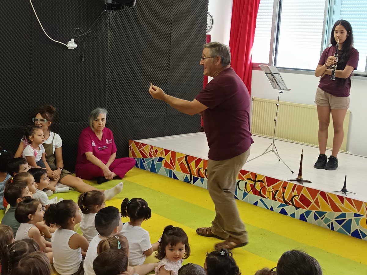 ceipsangil's tweet photo. 🎶 Hoy hemos disfrutado en el CEIP San Gil de una magnífica actuación de Alfredo Ramos y Paula Valiente, alumna del centro, que nos han acercado la riqueza de la música tradicional a través de la dulzaina y otros instrumentos populares.

¡Gracias por compartir estos momentos! ❤️ https://t.co/DlsP4wlDvk