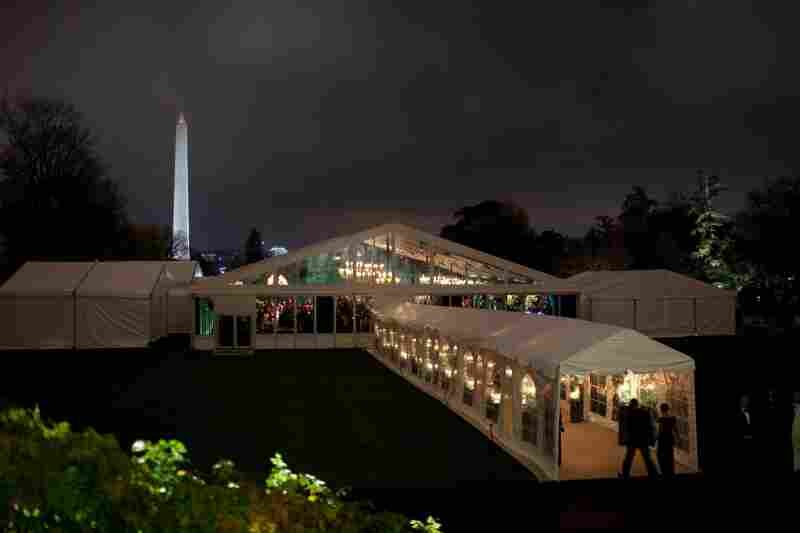 Apelham8's tweet photo. @worldwidewade @4HumanUnity This is the tent they had to hold the State Dinner in when Obama hosted Modi. 

Now imagine it in the rain... https://t.co/0Gbu3hcg3S