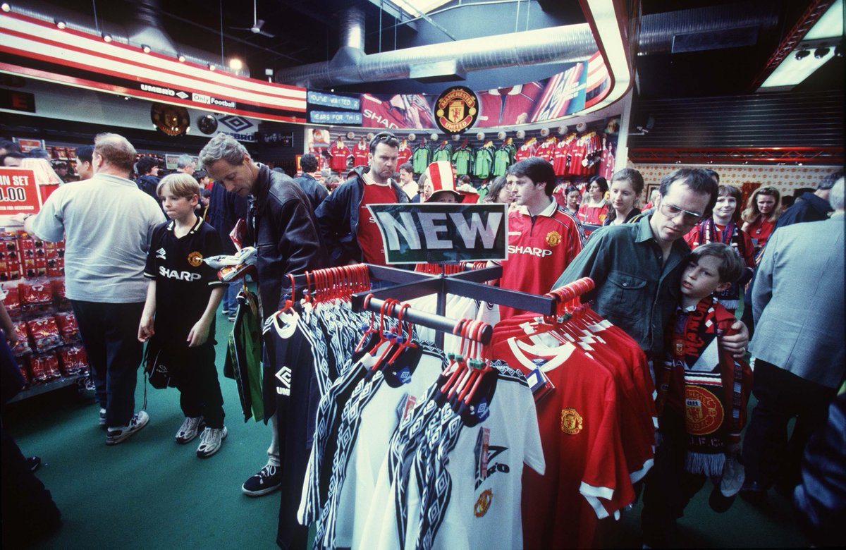 90sfootball's tweet photo. Manchester United's Megastore in the 90s... https://t.co/w9UKu3NUMq