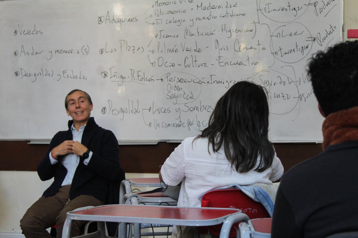 LiceoUNLP's tweet photo. Hugo Alconada Mon, autor de la novela histórica “La ciudad de las ranas”, fue invitado a conversar con las y los estudiantes de 6° año que cursan el taller optativo “La Universidad de la calle”.

🌐 https://t.co/veLx7cVOvx https://t.co/QBgyxhLgeV