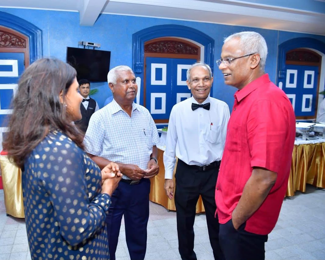 ibusolih's tweet photo. އިބްރާހީމް ޙަލީމް (ދޮންނަ) ނިޔާވުމުގެ ހިތާމައިގައި ބައިވެރިވެ އާއިލާއަށް ތައުޒިޔާ ދަންނަވަަމެވެ.

ޙަލީމް ދައުލަތަށް ޚިދުމަތް ކުރެއްވި 50 އަހަރު ތެރެއިން، 40 އަހަރަށް ވުރެ ގިނަދުވަހު، ދެމި ހުންނެވީ 2 ވަނަ ޖުމްހޫރިއްޔާގެ ފުރަތަމަ 6 ރައީސުންނަށް ޚިދުމަތް ކުރެއްވުމުގައި މުލީއާގޭގައެވެ. މައިގަނޑު ގޮތެއްގައި ކުރެއްވި ކަމަކީ ސުފުރާމަތި ބެލެހެއްޓެވުމެވެ. އަޅުގަނޑު މުލީއާގޭގައި އުޅުނު އިރުވެސް އެ ޚިދުމަތުގައި ދެމި ހުންނެވިއެވެ. ކޮންމެ ދުވަހަކު ހެން އަޅުގަނޑާ ބައްދަލުވެއެވެ. 6 ރައީސުންގެ ދުވަހުގެ ޒާތީ އެތައް ކަމެއް ފެނިލައްވާފައި ހުންނާނެއެވެ.

ޙަލީމްއަކީ ވަރަށް ތެދުވެރިކަމާ، އަމާނާތްތެރިކަމާއެކު ޚިދުމަތް ކުރެއްވި ބޭފުޅެކެވެ. ސާފުތާހިރުކަމަށް ލޯބިކުރެއްވި ސަކަ މިޒާޖެއްގެ ބޭފުޅެކެވެ.

މަރުޙޫމްގެ ފުރާނައަށް ސުވަރުގޭގެ ދާއިމީ ނިއުމަތް މިންވަރު ކުރައްވާ، އާއިލާއަށް ކެތްތެރިކަން ﷲ މިންވަރު ކުރައްވާށިއެވެ. އާމީން.