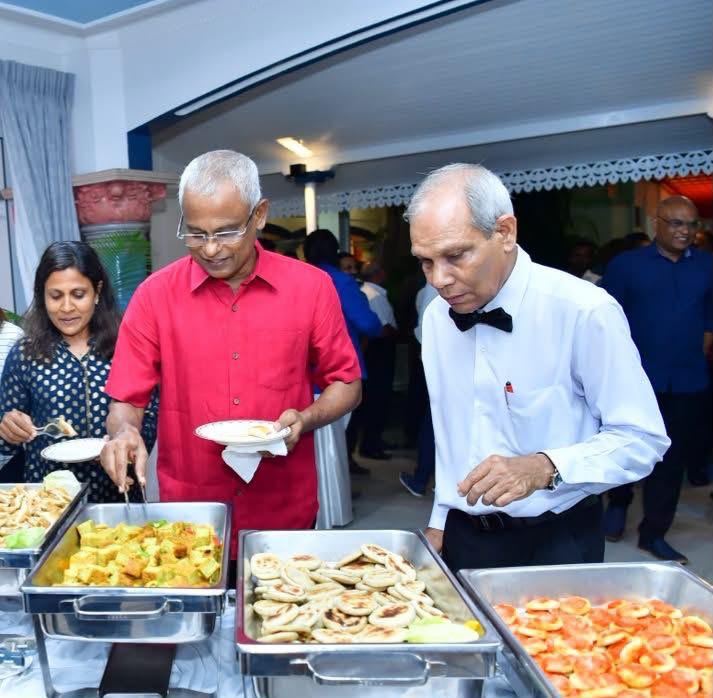 ibusolih's tweet photo. އިބްރާހީމް ޙަލީމް (ދޮންނަ) ނިޔާވުމުގެ ހިތާމައިގައި ބައިވެރިވެ އާއިލާއަށް ތައުޒިޔާ ދަންނަވަަމެވެ.

ޙަލީމް ދައުލަތަށް ޚިދުމަތް ކުރެއްވި 50 އަހަރު ތެރެއިން، 40 އަހަރަށް ވުރެ ގިނަދުވަހު، ދެމި ހުންނެވީ 2 ވަނަ ޖުމްހޫރިއްޔާގެ ފުރަތަމަ 6 ރައީސުންނަށް ޚިދުމަތް ކުރެއްވުމުގައި މުލީއާގޭގައެވެ. މައިގަނޑު ގޮތެއްގައި ކުރެއްވި ކަމަކީ ސުފުރާމަތި ބެލެހެއްޓެވުމެވެ. އަޅުގަނޑު މުލީއާގޭގައި އުޅުނު އިރުވެސް އެ ޚިދުމަތުގައި ދެމި ހުންނެވިއެވެ. ކޮންމެ ދުވަހަކު ހެން އަޅުގަނޑާ ބައްދަލުވެއެވެ. 6 ރައީސުންގެ ދުވަހުގެ ޒާތީ އެތައް ކަމެއް ފެނިލައްވާފައި ހުންނާނެއެވެ.

ޙަލީމްއަކީ ވަރަށް ތެދުވެރިކަމާ، އަމާނާތްތެރިކަމާއެކު ޚިދުމަތް ކުރެއްވި ބޭފުޅެކެވެ. ސާފުތާހިރުކަމަށް ލޯބިކުރެއްވި ސަކަ މިޒާޖެއްގެ ބޭފުޅެކެވެ.

މަރުޙޫމްގެ ފުރާނައަށް ސުވަރުގޭގެ ދާއިމީ ނިއުމަތް މިންވަރު ކުރައްވާ، އާއިލާއަށް ކެތްތެރިކަން ﷲ މިންވަރު ކުރައްވާށިއެވެ. އާމީން.