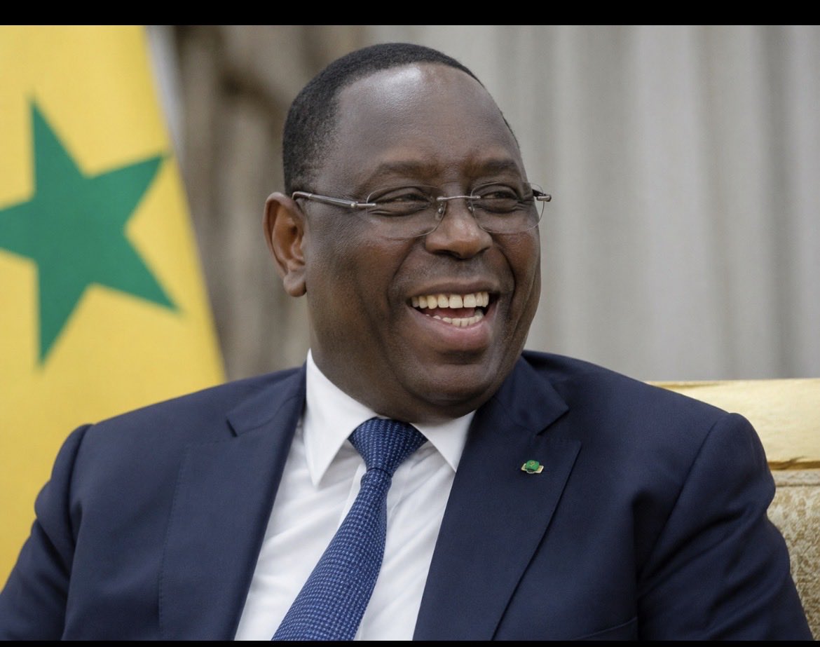 IEllefimi's tweet photo. #Sénégal 🇸🇳

Pendant que certains se livrent à des querelles dont le peuple ne comprend ni le sens ni l’utilité, il y en a un qui doit se frotter les mains en regardant le spectacle : Macky Sall.

Il y a à peine deux ans, Sonko et Diomaye représentaient l’espoir de tout un peuple. Ensemble, ils ont réussi à faire tomber un système qui semblait intouchable. Un système qui a endetté le pays, affaibli nos institutions et laissé derrière lui des familles endeuillées par la répression.

Aujourd’hui, voir naître des divergences au sommet du pouvoir est le plus beau cadeau que pouvait espérer l’ancien régime. Car pendant que l’attention des Sénégalais est tournée vers ces tensions, les véritables questions restent sans réponse : où en est la reddition des comptes ? Où en est la justice pour les victimes ? Où en est la rupture tant promise ?

Le plus inquiétant n’est pas le désaccord en lui-même. En politique, les divergences existent. Le plus inquiétant, c’est qu’à force de divisions, ceux qui ont porté le combat risquent d’offrir à leurs adversaires ce qu’ils n’ont jamais réussi à obtenir dans les urnes.

Et si demain Macky Sall échappe définitivement à la justice sénégalaise, si les responsables des dérives passées ne répondent jamais de leurs actes, alors beaucoup auront le sentiment que le sacrifice de tant de jeunes n’aura servi à rien.

C’est précisément ce que souhaitent ceux qui rêvent de voir mourir l’esprit du Pastef.