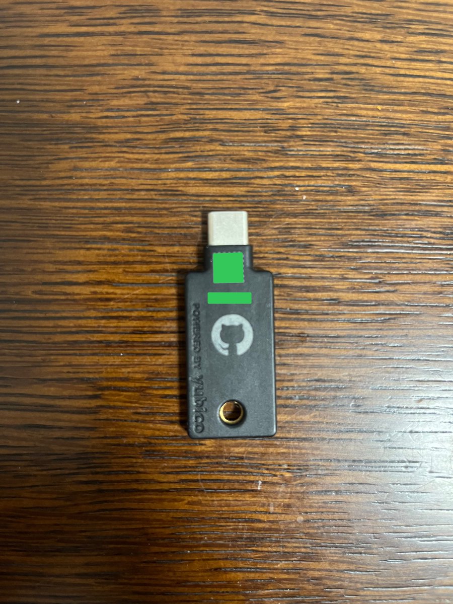 final_object's tweet photo. 当初买的时候没理解这是做什么的，后来两步验证普及了以后才明白。最终结果是从箱子里翻出一只GitHub限量版YubiKey https://t.co/iy3Le63unZ