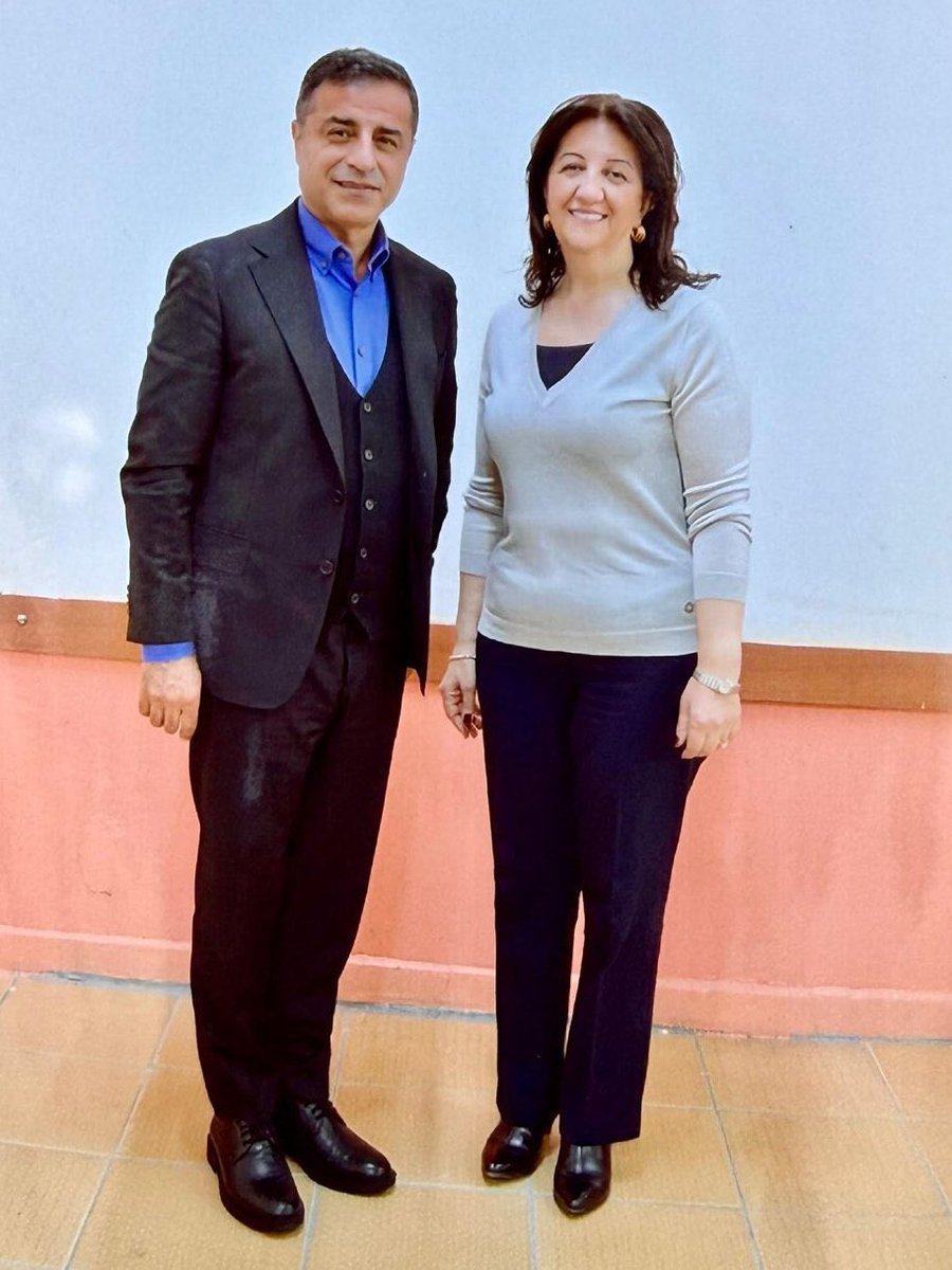 son_tiraj's tweet photo. İki gözümün çiçeği yaşlanmış...

#SelahattinDemirtaşaÖzgürlük
Selahattin Demirtaş https://t.co/whhmUPIPRQ