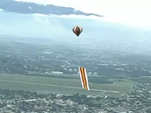 opsdolly's tweet photo. @yodamixiru @teoriadacons os balões comemorativos podem ser com essa faixa tb tipo flâmula... a parte de cima some e a de baixo fica colorida/acesa https://t.co/h6n1vpzsYD