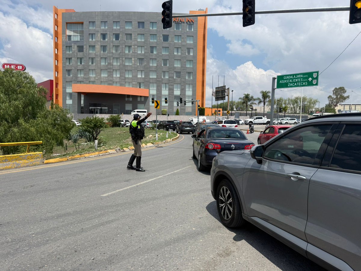 SSPCSLP's tweet photo. ⚪️🔵 #ReporteVial 🚨#VialidadSLP 

🚧🚔 Oficiales de Policía Vial mantienen dispositivo en glorieta Real Inn, en tanto @ServMpalSLP realiza limpieza de paso a desnivel. 

👮🏽‍♂️✋️Sigue indicaciones de oficiales en el control del tránsito y circula a velocidad moderada. En breve se restablecerá la circulación vehicular en el paso a desnivel.

🚙🛻 La zona registra mayor aforo vehicular, por lo que te recomendamos considerar tus tiempos de traslado.
