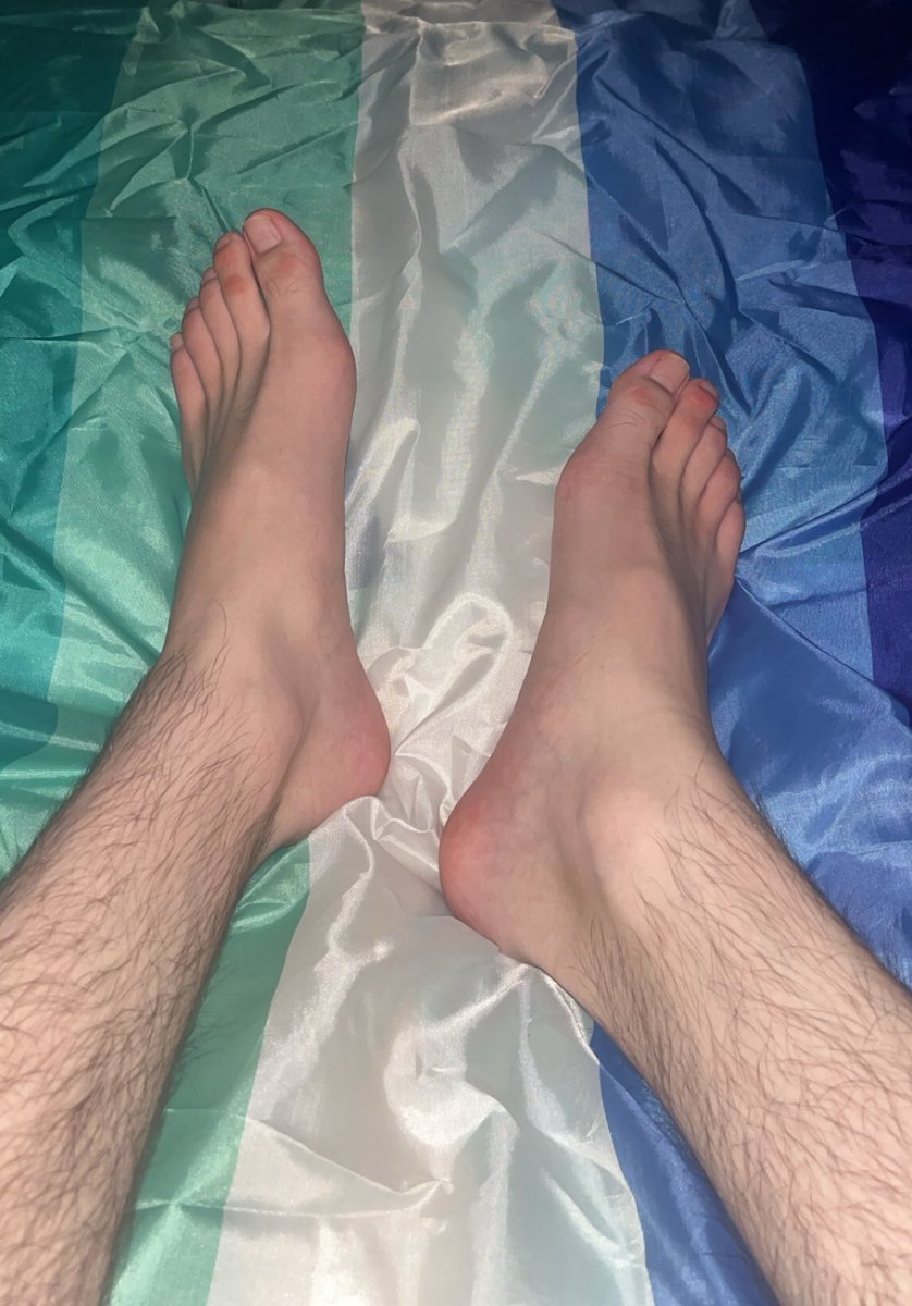 OneGayBoi6's tweet photo. Nothing says pride like having an un-steamed flag at the ready to bust out. https://t.co/Lpv7b4qBLd