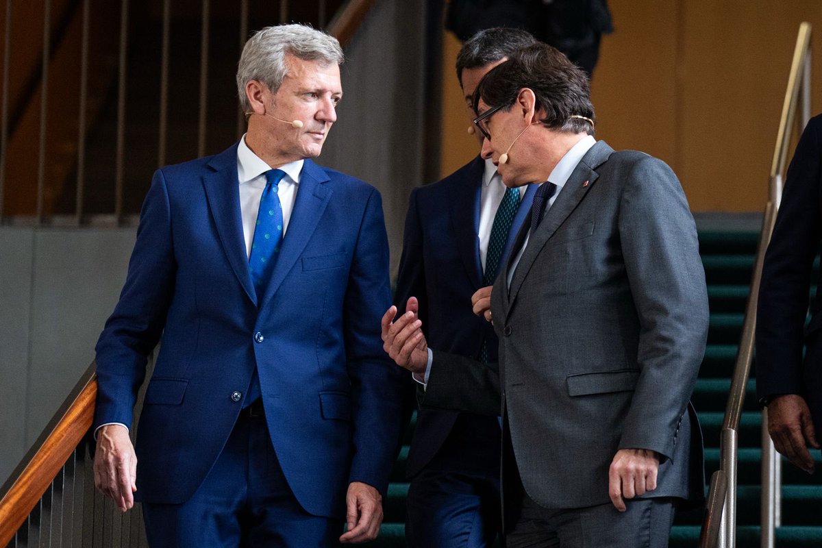 AlfonsoRuedaGal's tweet photo. Hoy, en la 41ª Reunión del @CdEconomia, pusimos sobre la mesa cuestiones de fondo para las comunidades autónomas: el Estado autonómico, la financiación y la respuesta de los territorios a los futuros retos políticos y económicos.

Con @salvadorilla e @Imanol_Pradales https://t.co/zw4h6bbkPy