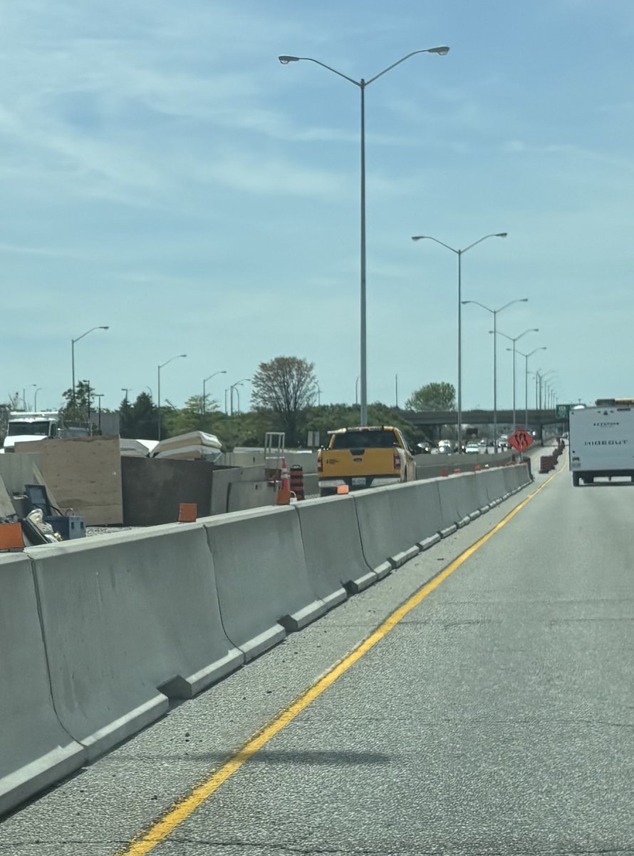 TSNJR's tweet photo. 130 in the afternoon on a sunny Tuesday and here’s what going on at the Queensway construction project in the west end. There *may* be a couple of guys working on the other side. 

Last night at 7 pm, 0 people.

Maybe I’m just always hitting it when everyone’s on break https://t.co/waQLlCtwBo