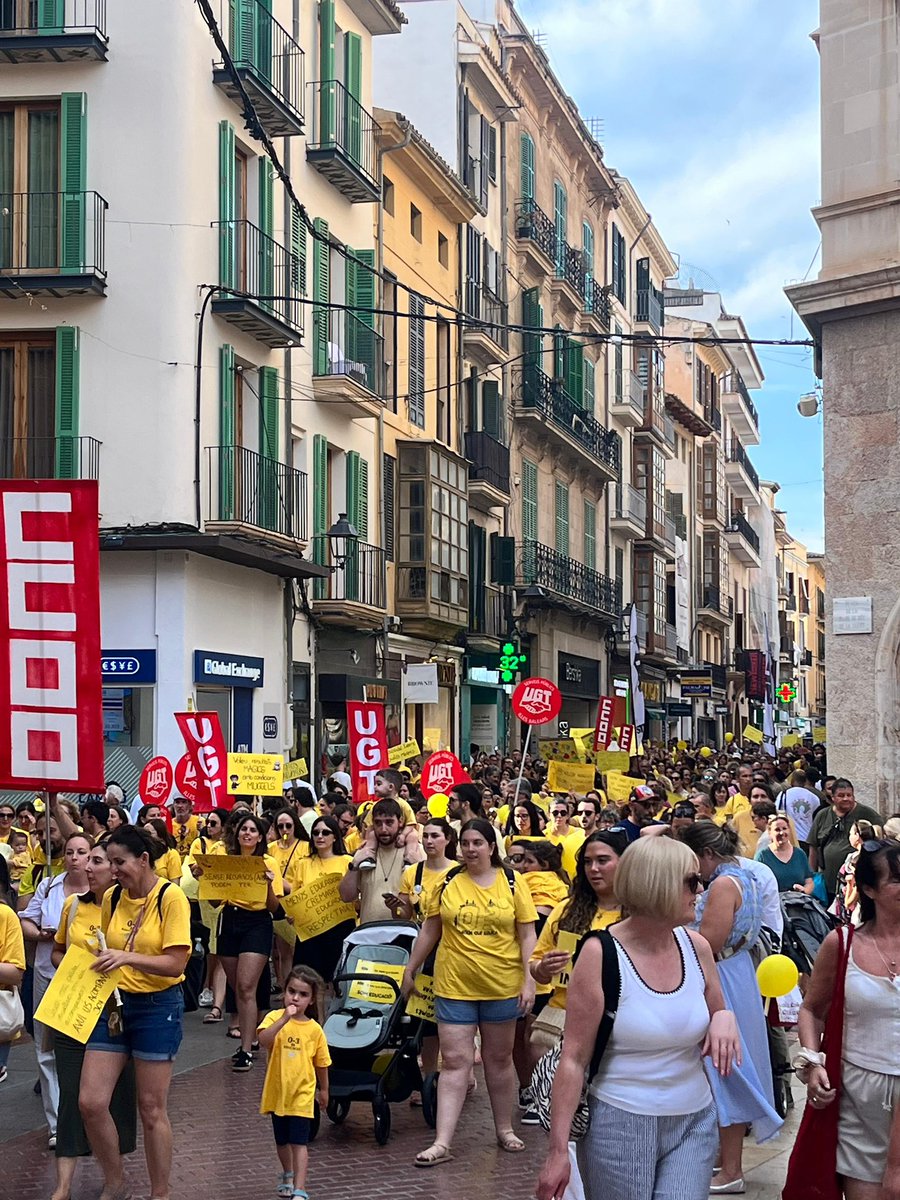 SocialistesdMca's tweet photo. 💛 Els carrers de Palma es tenyeixen de groc!

🗣️Les educadores 0-3 de tot Mallorca alcen la veu per un nou decret de mínims i un conveni autonòmic just, perquè cuidar i educar també és construir futur.

🫶🏻Avui i sempre, força, companyes! Estam al vostre costat. https://t.co/OPVRdNYdIH