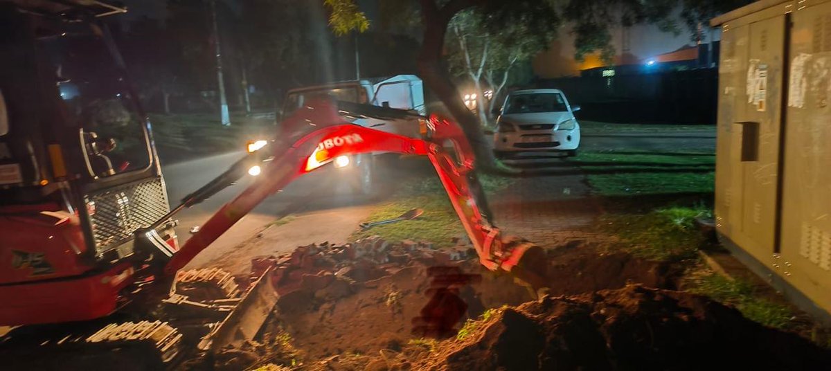 Eskom_SA's tweet photo. #EskomGauteng
#MorokaOutage
#RockvilleOutage
#StatusUpdate

The outage affecting customers in parts of Moroka and in Rockville is caused by a cable fault. The location of the fault has been identified, and jointers are on-site working on cable repairs and restoring supply. At this stage, we are still unable to provide the estimated time of restoration. However, we will continue providing updates as work progresses.
 
We apologise for the inconvenience caused.