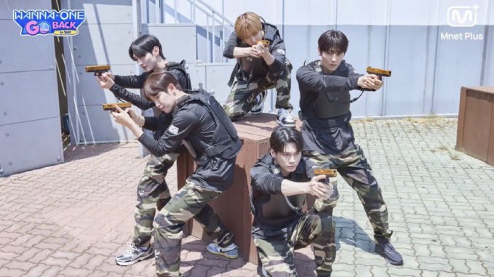 bbosongmh89's tweet photo. 군필이랑 미필이랑 총 잡는 자세부터 다름…. ㅋㅋㅋ 군필엉아들 총 잡은 손모양 다 똑같은거 보소…. ㅋㅋㅋ https://t.co/ozZxnHIyIM