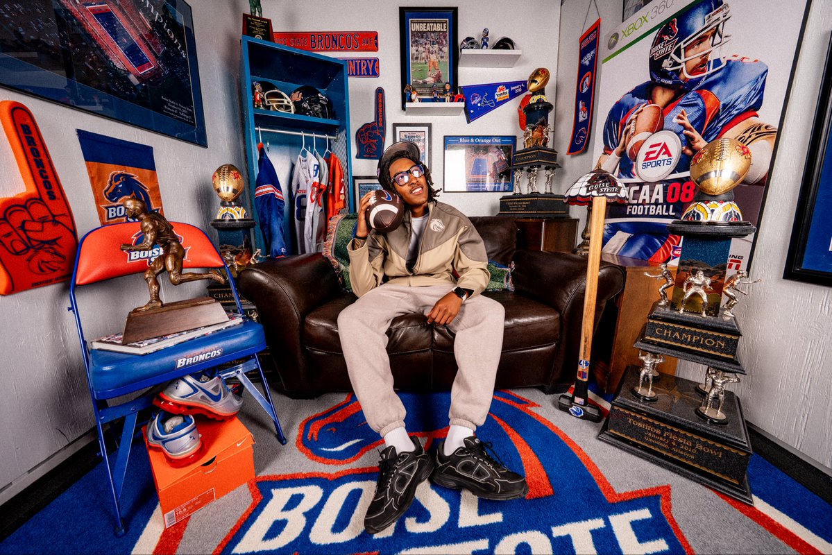 Dylinnn_1k's tweet photo. Had an amazing time on my Official Visit to Boise State! Huge thank you to the entire staff, players, and everyone involved for showing so much love and hospitality from the moment I stepped on campus. Definitely had a great time! #GoBroncos @HBHSFootball @247Sports @Rivals https://t.co/kZjk1PlwbR