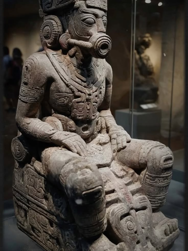 maniaUFO's tweet photo. This statue was discovered in Palenque.... sure looks like an ancient astronaut 🤔🧐 https://t.co/k8M54XQ3CS