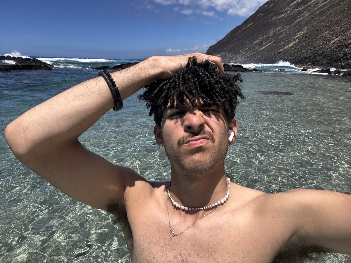 AlexVecro's tweet photo. Coconut wataaaaa https://t.co/KdmDrcCuPc