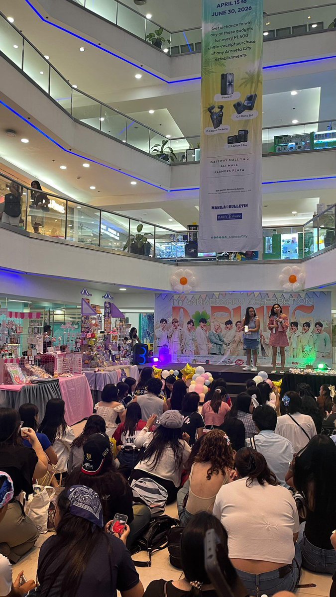 foxjeongee's tweet photo. one of the best events na napuntahan ko!! thank you po @CaratsHaven :>super dami ng pina raffle pasabogzs! salamat imnida din po sa mga namigay ng freebies🫶🏻 

+naghahanap po kami ng may video nung aju nice at holiday at the end of event pwede pong pahingi🙏 https://t.co/IKcvmExFEa
