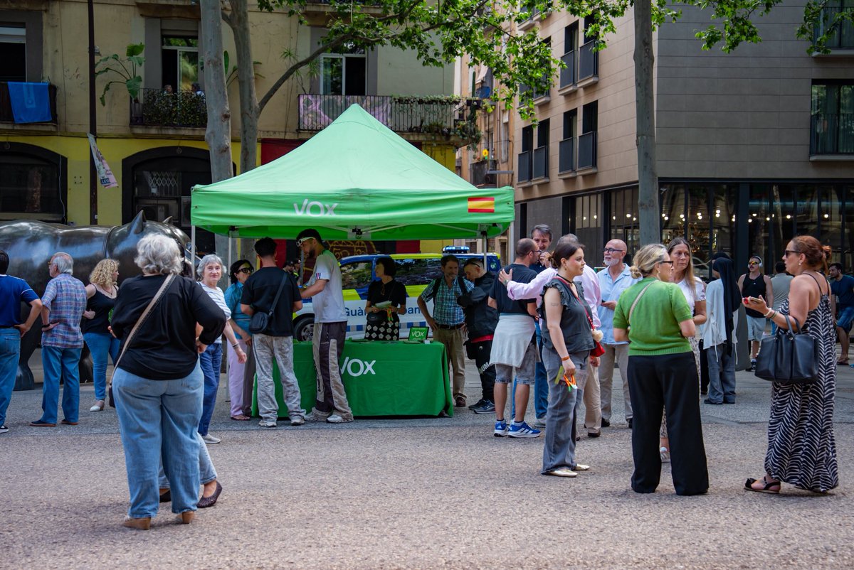 JGarrigaDomenec's tweet photo. Carpa informativa en el barrio del Raval donde las políticas de puertas abiertas y multi-culturalidad han acabado con su seguridad y su identidad. https://t.co/R3njdjaSom