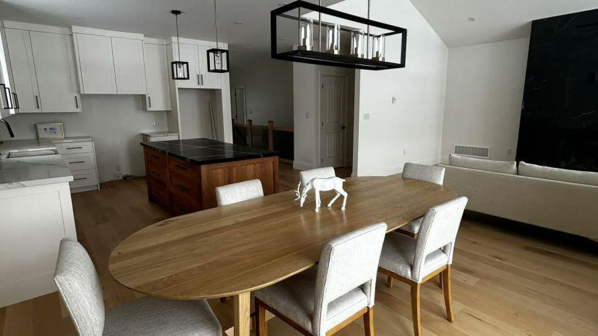 LUXRE's tweet photo. Beautifully constructed and move in ready! Take advantage of the HST exemption and be ready for summer in Southern Georgian Bay.

🗝️ Royal LePage Locations North, Brokerage | $1,125,000 CAD | https://t.co/UU3JOIRrUD https://t.co/K1y4mTnb0j