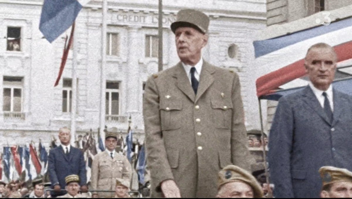Gaullisme_Fr's tweet photo. 🇫🇷 Juin 1964, le Général de Gaulle répond aux polémiques sur son absence aux commémorations du débarquement 6 juin et rappelle l'importance du rôle des Français dans la Libération de la France : 

« Ces messieurs de la presse qui me reprochent de ne pas aller en Normandie vingt ans après, que faisaient-ils alors ? S'étaient-ils battus pour que la France recouvre sa liberté, pour qu'elle contribue à sa délivrance ? Que faisaient-ils pendant la guerre ? Ils ne se battaient ni en Normandie, ni ailleurs. La Libération s'est passée sans eux. Elle s'est passée d'eux. 

Vous croyez que les Américains et les Anglais ont débarqué en Normandie pour nous faire plaisir? Ce qu'ils voulaient, c'était glisser vers le nord le long de la mer, pour détruire les bases des V1 et des V2, prendre Anvers et, de là, donner l'assaut à l'Allemagne. Paris et la France ne les intéressaient pas. Leur stratégie, c'était d'atteindre la Ruhr, qui était l'arsenal, et de ne pas perdre un jour en chemin.

Churchill avait demandé à Eisenhower d'essayer de libérer Paris pour Noël. Il lui avait dit : "Personne ne pourra vous en demander davantage." Eh bien si, nous étions décidés à demander davantage ! Le peuple de Paris s'est soulevé spontanément et il aurait été probablement écrasé sous les décombres, comme le peuple de Varsovie, s'il n'avait pas été soutenu. Mais il y avait des hommes qui, trois ans plus tôt, à Koufra, s'étaient juré de libérer Paris, puis Strasbourg. Ce sont eux qui ont libéré Paris avec son peuple.

Mais nous n'avions pas l'accord des Américains. Quand j'ai vu que l'insurrection parisienne allait être écrasée par une division allemande intacte qui arrivait de Boulogne-sur-mer, j'ai donné l'ordre à Leclerc de foncer. C'est ainsi que nous avons évité à Paris le sort de Varsovie. Nous avons obligé les Anglo-Saxons à changer de stratégie. Les Américains ne se souciaient pas plus de libérer la France que les Russes de libérer la Pologne. Ce qu'ils voulaient, c'était en finir avec Hitler, en essuyant le moins de pertes possible. Ce qu'ils voulaient épargner, c'était le sang des boys, ce n'était pas le sang, les souffrances et l'honneur des Français.

Effectivement, si les Anglo-Saxons avaient pu mener leur stratégie jusqu'au bout, ils auraient peut-être réussi à frapper l'Allemagne au cœur plus vite. De toute façon, Hitler aurait fini par être battu, et la France aurait fini par être libérée. Mais si les Français étaient restés passifs, si nous n'avions pas eu de part à la défaite d'Hitler, c'est au bout du compte lui qui aurait vaincu la France. »

Alain Peyrefitte, C'était de Gaulle, tome 2.