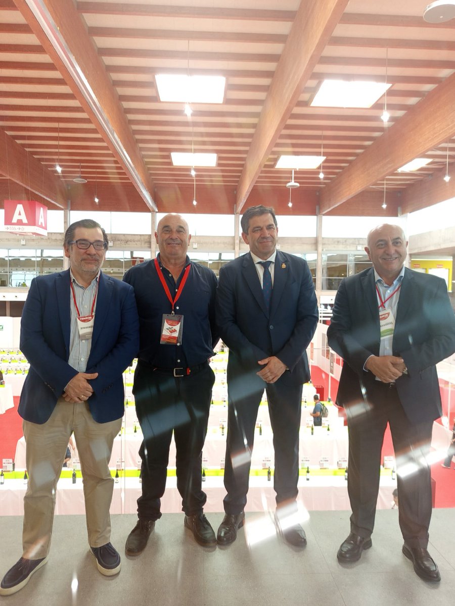 DOManchuela's tweet photo. Nuestro presidente José Enrique asiste a la inauguración de #FENAVINMatch. 🍷💼 No es una feria tradicional, es un encuentro de negocios de 2 días donde nuestras bodegas exprimen una agenda de reuniones planificada al detalle con compradores. ¡Impulsando la #DOManchuela! 🚀📈 https://t.co/HW5ambRjG9