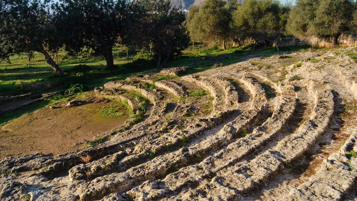 TurismeBalears's tweet photo. El Teatro romano de Pollentia es el único teatro romano conservado en #Mallorca 🏛️

Construido en el siglo I d.C. y declarado Bien de Interés Cultural, llegó a reunir hasta 2000 espectadores y aún conserva parte de la cávea, la orchestra y la escena ⏳ https://t.co/bVl9c3Cf2z