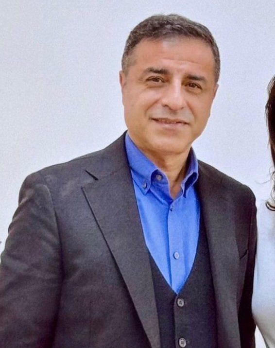 Selimakyurt06's tweet photo. Dünya görüşlerimiz ne kadar farklı olsa da, dik duruşuna saygım sonsuz. İstese bu dünyada krallar gibi yaşardı ama zindanda yaşlanmayı tercih etti. 

Respect 🫡 https://t.co/3ROpx2ljqF