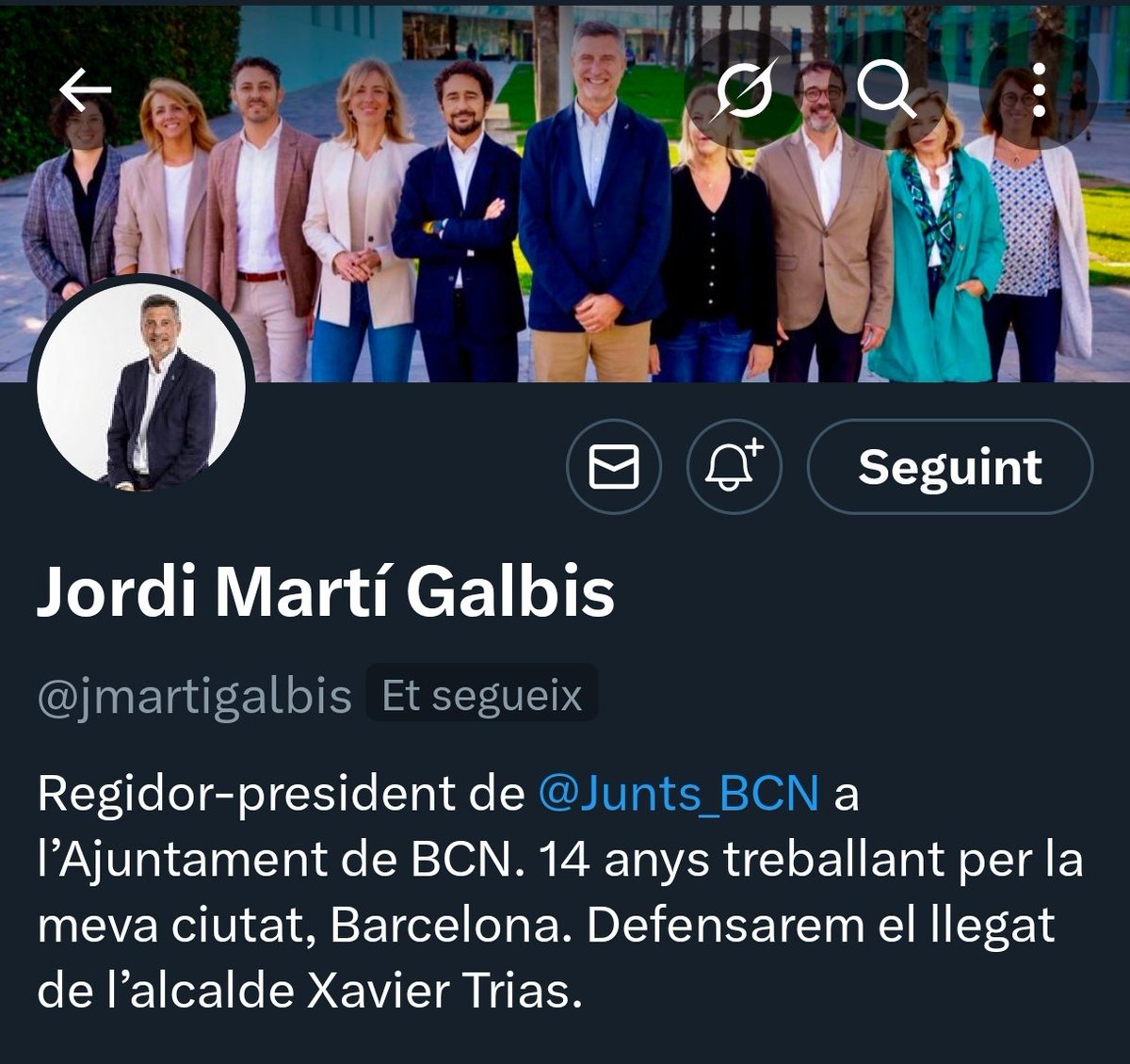 adriapadu's tweet photo. 🔵 Hi ha un detall molt interessant a les primàries de Junts BCN que explica bastant bé les dues ànimes que competeixen dins del partit.

Si mires les xarxes dels candidats, la imatge política que projecten és molt diferent.

• Glòria Freixa té literalment Puigdemont al banner.
• Pilar Calvo també utilitza una imatge amb Puigdemont de perfil.
• En canvi, Jordi Martí Galbis projecta una fotografia del grup municipal de Barcelona i reivindica explícitament el llegat de Xavier Trias.

I això no és casualitat. En política, les imatges també són relat.

Freixa i Calvo transmeten sobretot connexió amb l’univers Puigdemont-Waterloo i amb l’actual direcció nacional del partit. La seva legitimitat política passa molt per la proximitat al lideratge nacional de Junts i a l’imaginari del post-2017.

Jordi Martí, en canvi, està fent una altra cosa: construir una candidatura de ciutat. El centre de la seva comunicació no és Puigdemont sinó Barcelona, el grup municipal, l’Ajuntament i el llegat Trias.

I sincerament, això explica bastant bé què s’està votant realment en aquestes primàries.

No és només una tria de persones. És també una tria entre:

* un Junts més nacionalitzat al voltant de Puigdemont,
  o
* un Junts més municipalista, convergent i orientat a recuperar Barcelona des de la gestió i el model Trias.

Per això Jordi Martí probablement és el candidat que menys parla de lideratges nacionals i més intenta transmetre perfil d’alcaldable.

I en unes municipals, això pot acabar sent molt més important del que sembla.