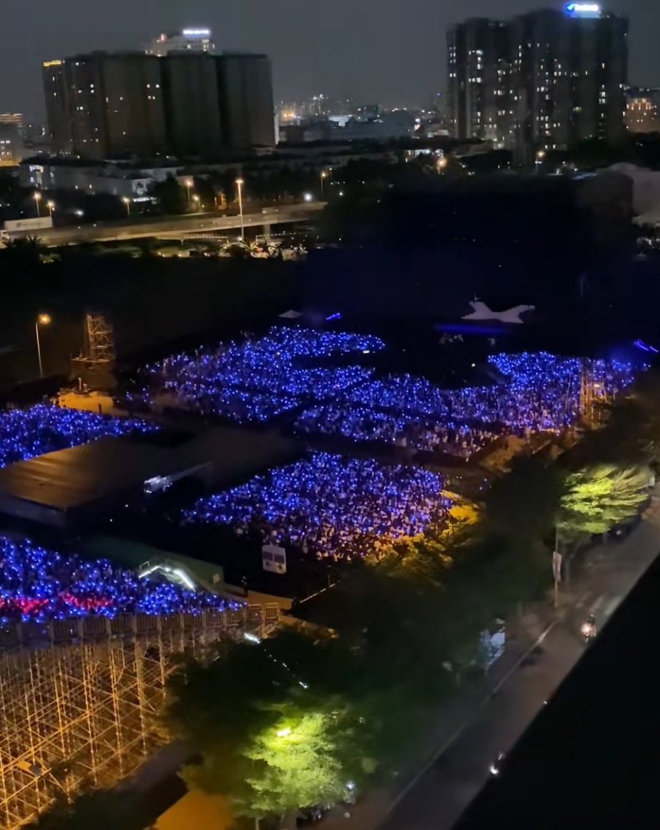 KYUPIITER's tweet photo. Thank you for making this sapphire blue color intact and making a legend, the best color,the best fandom,the best group and the kings of kpop, the blue blood is still standing.🙏🏻💙
Congratulations ELF.
#20YearsWithELF #ELF20thAnniversary #HappyELFDay
#슈퍼주니어 #SUPERJUNIOR https://t.co/5sHXsxz9nQ