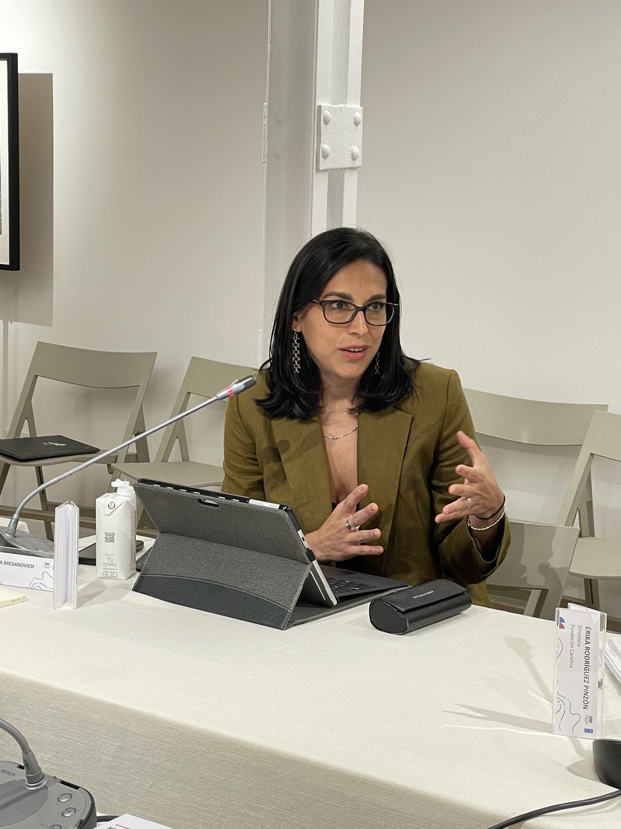 AgendaCAF's tweet photo. 🇪🇸 CAF y el Programa de las Naciones Unidas para el Desarrollo (@PNUDLAC) celebraron en Madrid el segundo día de su Taller de Gobernanza, un foro estratégico que reunió a centros de pensamiento y organismos multilaterales para debatir el futuro de la gobernanza en América Latina y el Caribe.

La jornada puso sobre la mesa una tensión central: la región se enfrenta a desafíos estructurales que exigen visión de largo plazo, pero opera en un ecosistema político e informativo dominado por la inmediatez. Frente a eso, el taller posicionó a los think tanks como espacios necesarios para sostener el debate técnico y la reflexión de fondo.

@AliMontalvoCAF, Vicepresidenta de Cooperación, Alianzas y Movilización de CAF, subrayó el valor de estos espacios: "Celebro los espacios de diálogo o debate sereno porque se están perdiendo en parlamentos o la prensa. Y que en los espacios de reflexión se nos permita avanzar con acciones prioritarias." Montalvo también fue directa sobre los límites del financiamiento público: "Hoy por hoy la financiación pública no puede sostener las necesidades del desarrollo en América Latina ni en el mundo", planteando la necesidad de atraer nuevos recursos hacia la región.

@VeronicaFrisan1, Gerenta de Conocimiento de CAF, desplazó el foco del diagnóstico a la ejecución: "El verdadero cuello de botella actual no radica en el diagnóstico ni en la falta de evidencia, sino en la capacidad de implementación por parte del Estado." En esa línea, llamó a redefinir el rol de los centros de pensamiento: pasar de generar evidencia a acompañar activamente los procesos de implementación en los países donde esa evidencia ya está consolidada.

El cierre del taller, a cargo de @JuanFdoLondono, trazó una hoja de ruta concreta para convertir la red de think tanks en una plataforma autosostenible. Entre los acuerdos: afinar colaborativamente la base de datos de centros de la región, integrar a sus miembros en los foros globales de CAF en enero de 2026 y realizar en 2027 un taller especializado en tres áreas —prospectiva y construcción de escenarios, gestión y financiamiento, y comunicación e incidencia. Londoño advirtió que el éxito depende de que la red sea autogestionada: los modelos financiados exclusivamente desde afuera desaparecen cuando el donante se retira. @FLACSOSG asumirá un rol inicial de apoyo en la secretaría técnica.