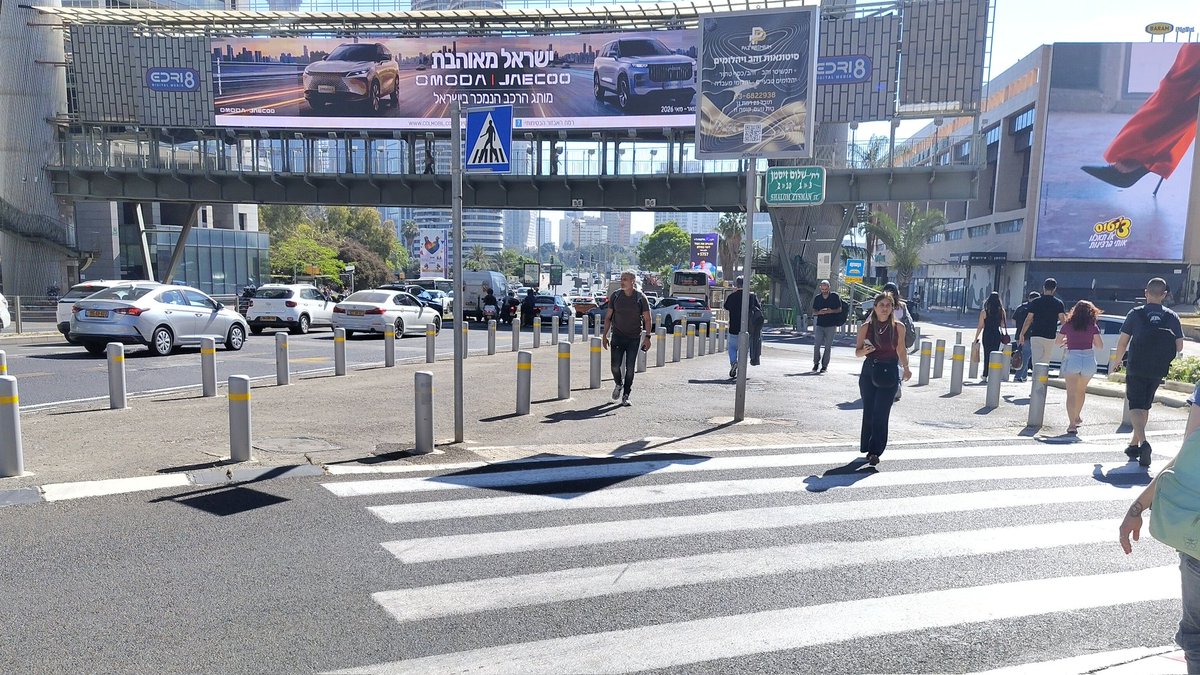 User_panui's tweet photo. ההלם והתדהמה ששמו פה עמודים ואשכרה מכוניות לא חונות פה https://t.co/kl0jrixxDk