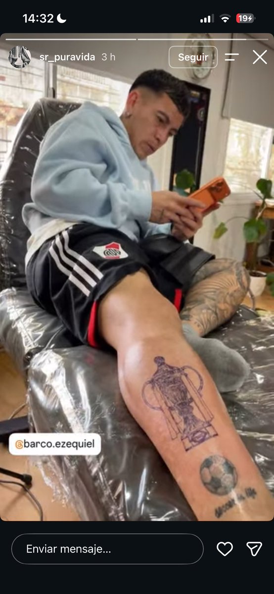 PalaPR_'s tweet photo. Todo el mundo independiente hablando de este fenómeno y el tipo se va a tatuar con un short de River. Se muere de ganas por venir. Hincha enfermo como vos y yo. https://t.co/QMlJToGcpx