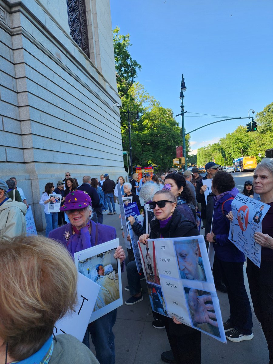 AFineBlogger's tweet photo. Thanks to aour @nyc_evsa Members who came out to let @TransAlt know that we know their game, they have been obstructionists on safety, and beholden to @uber @lyft @DoorDash and other apps. We need @NYCCouncil action already! @CMShaunAbreu
@SpeakerMenin @NYCMayor @nyccommonsense https://t.co/i6lJxEefrU